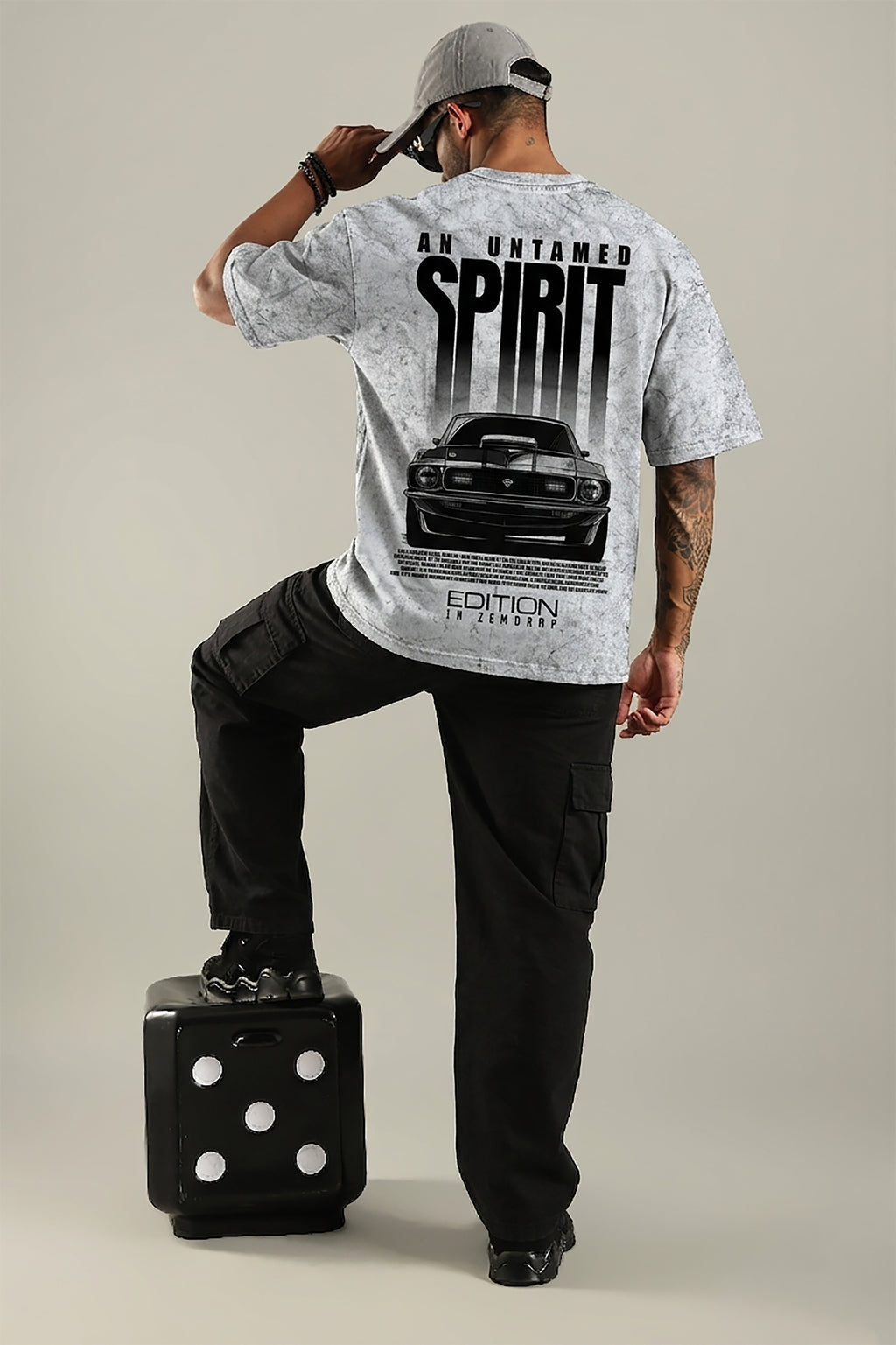 Un tamed sprit oversized T-shirt