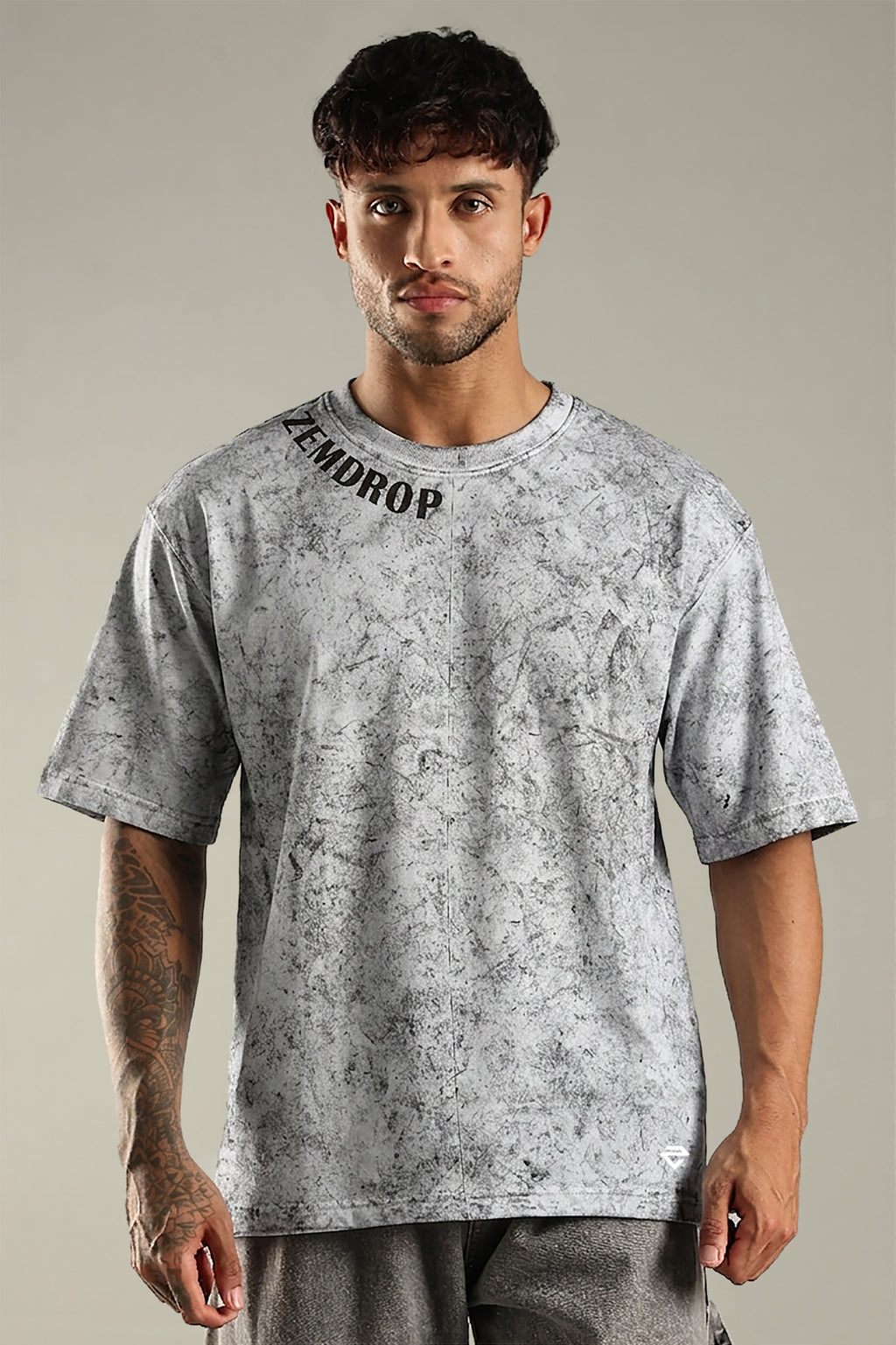 Un tamed sprit oversized T-shirt