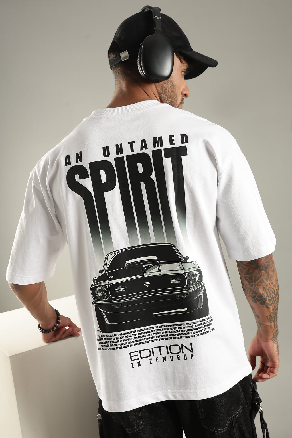 Un tamed sprit oversized T-shirt