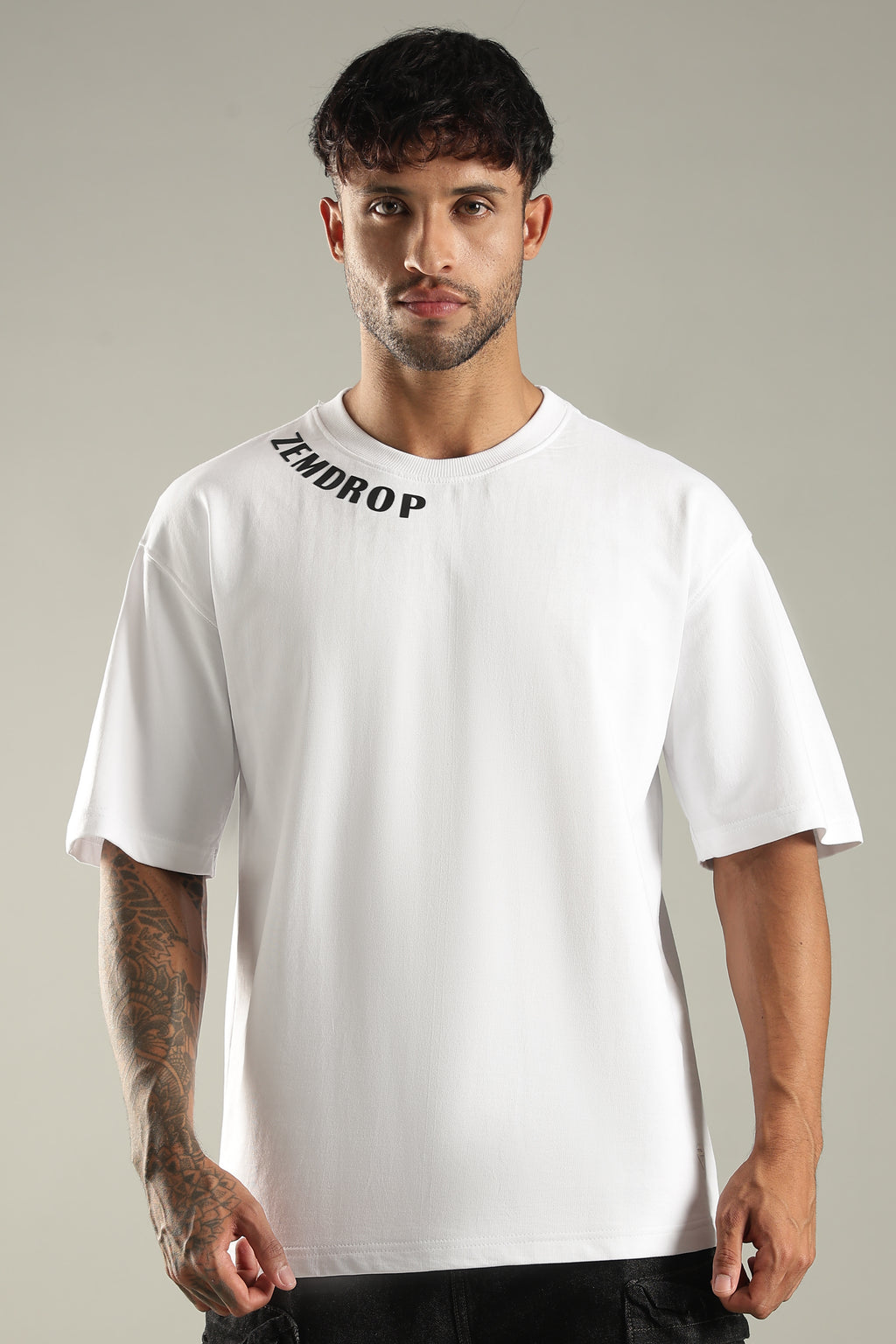 Un tamed sprit oversized T-shirt