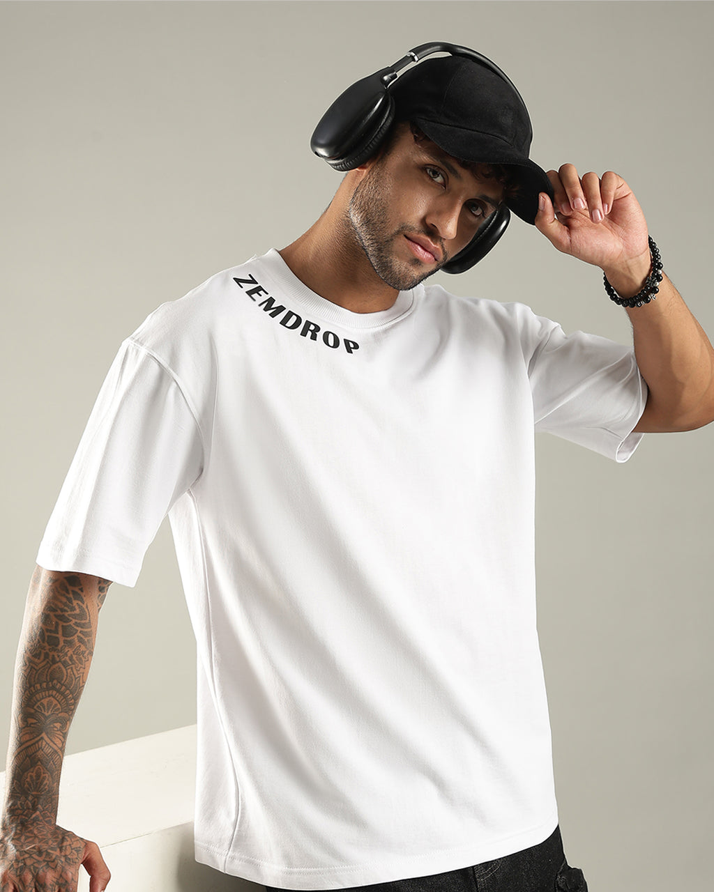 Un tamed sprit oversized T-shirt