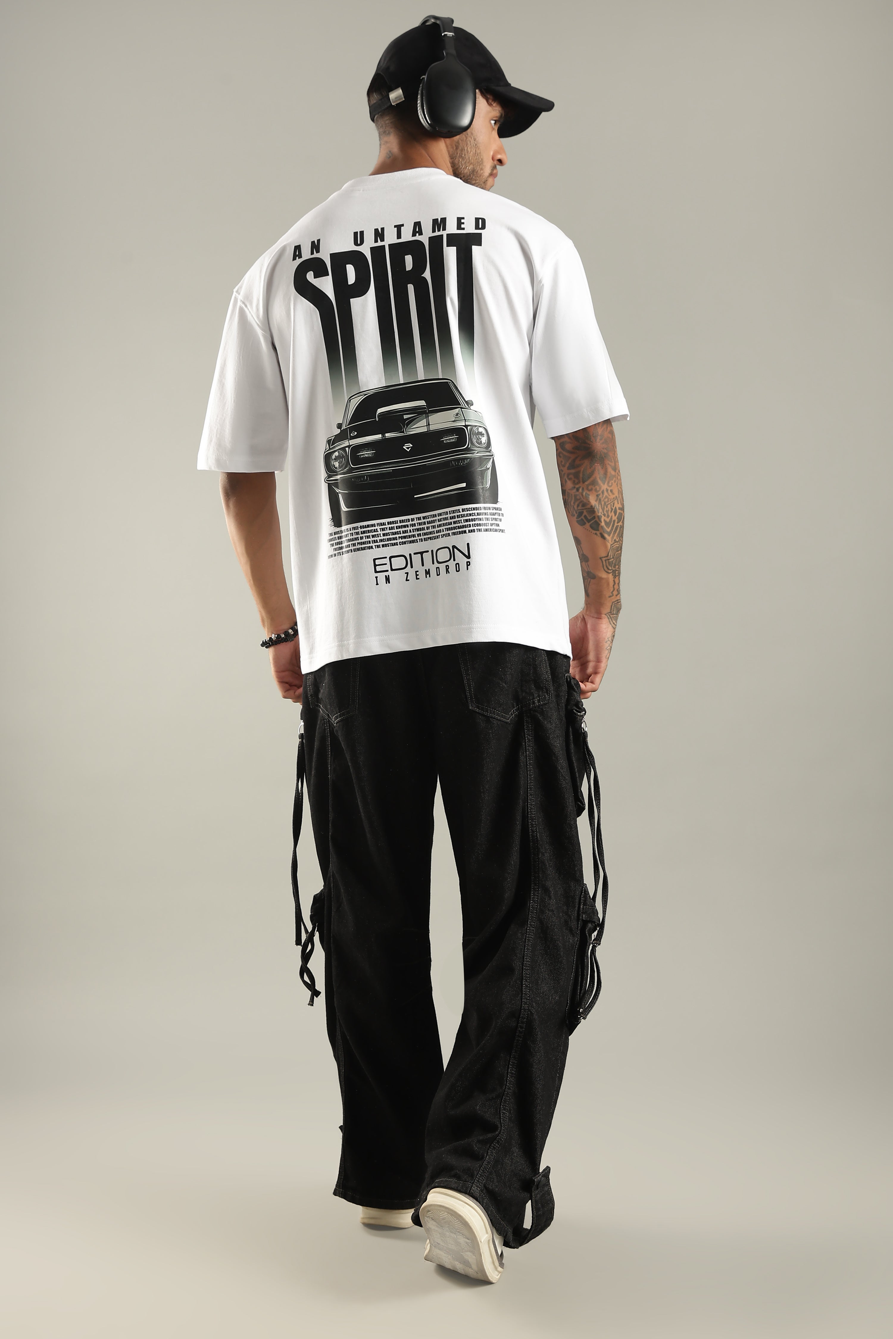 Un tamed sprit oversized T-shirt