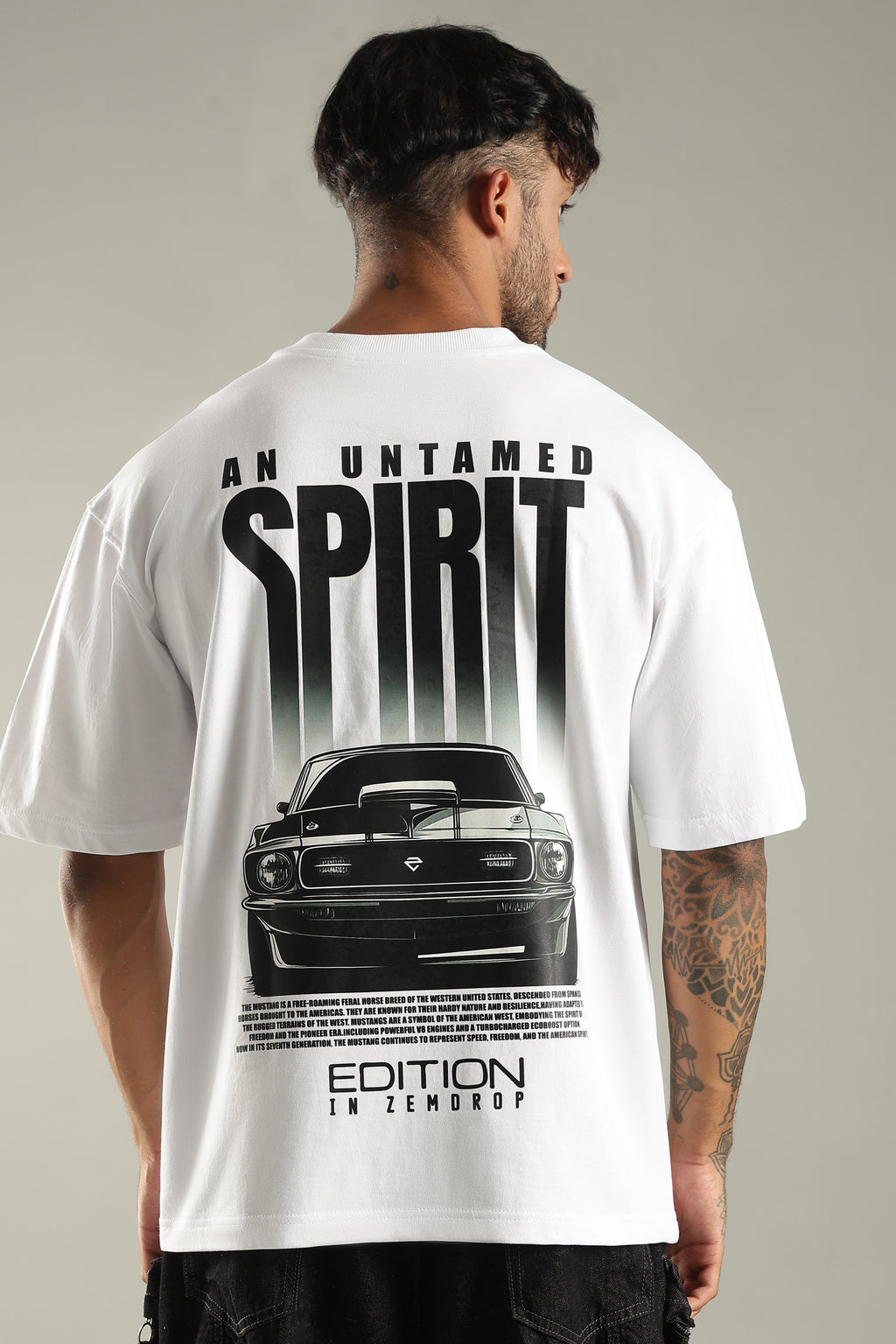 Un tamed sprit oversized T-shirt